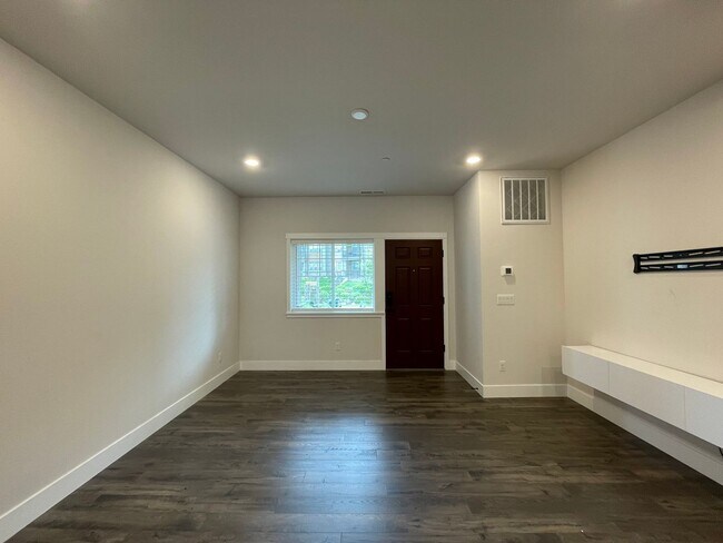 Building Photo - Beautiful, Bight & Modern 2Bd/2.5Ba Townhome in North Bethany! Two car attached garage, In unit l...