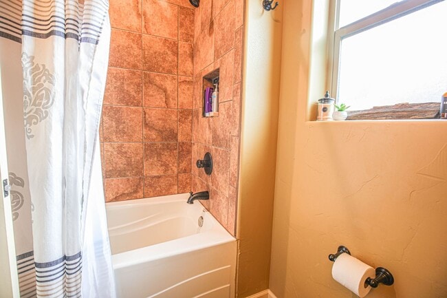 Building Photo - Beautiful 4 Bed 2 Bath - Dogs Allowed!