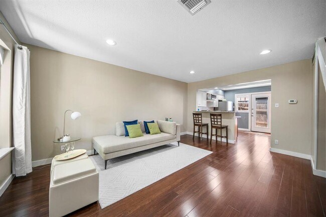 Building Photo - 7409 Shadow Hill Dr