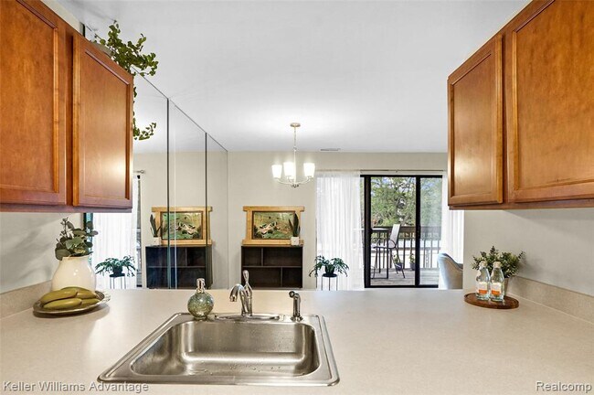 Building Photo - 855 S Pontiac Trail