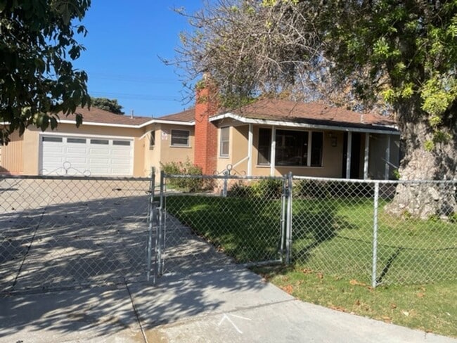 Building Photo - 3 bdr 2 bath Home on Huge lot.