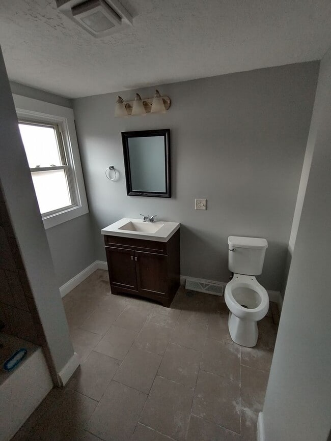 Building Photo - 68 Lyons St