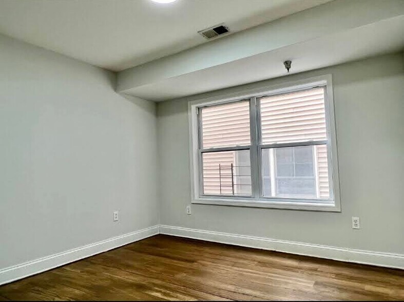 Building Photo - 320 62nd St