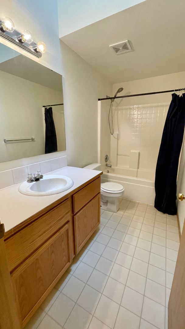 Building Photo - Adorable Open Layout 3BD/2BA Home Located In Town! 2 Living Rooms~Gas Fireplace~Fenced Yard!