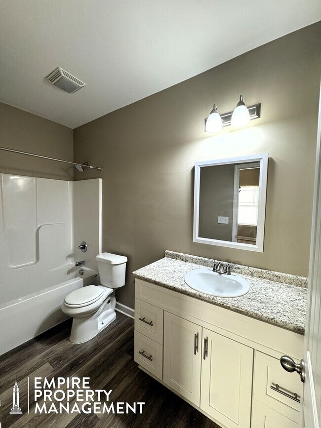 Building Photo - 216 Fern Bank Dr