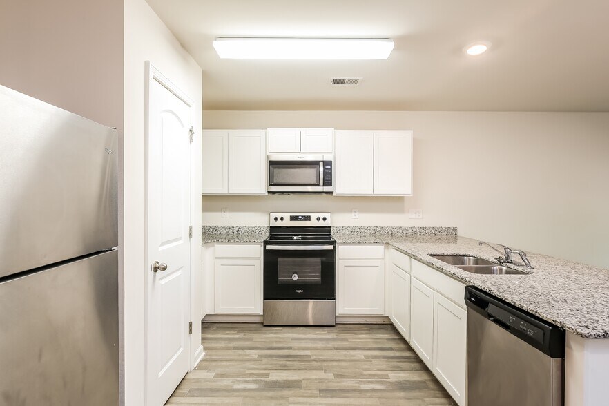 Building Photo - 173 Queens Cir