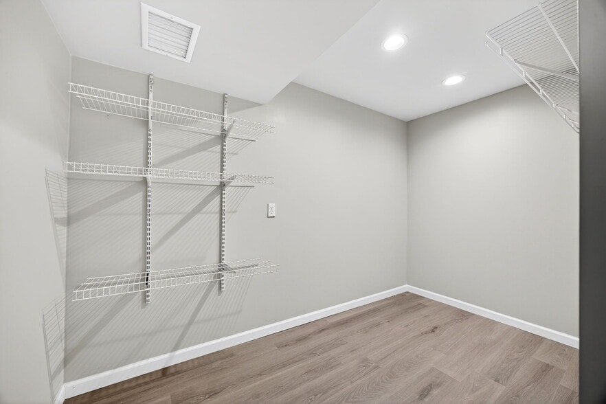 Laundry Room (2/2) - 3200 Schaffner Dr