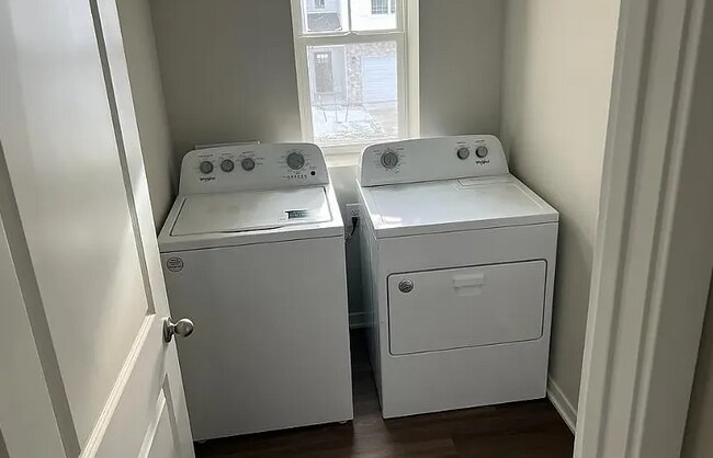 Building Photo - 330 Ember Dr