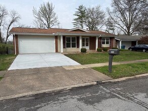 Building Photo - 3 Bedroom 3.5 Bathroom Home In Ballwin