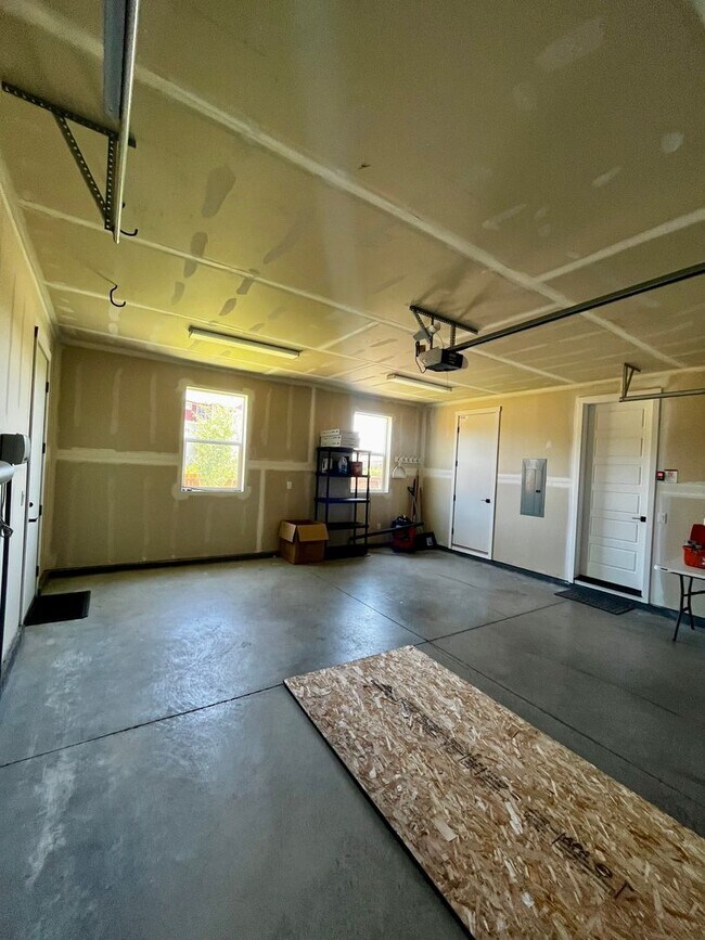 Building Photo - Modern 3-Bedroom Home Close to Gallatin Co...