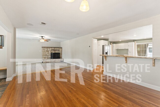 Building Photo - 705 Orange Grove Way