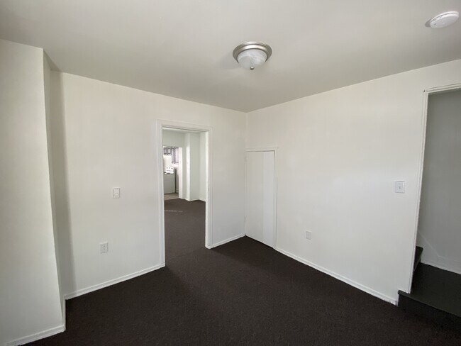 Building Photo - 714 W Clarke Ave