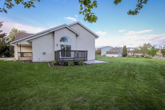 Building Photo - Beautiful newly remodeled home in quiet Sa...