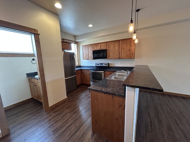 Building Photo - Upgraded 2 Bed, 1.5 Bath Townhouse with St...