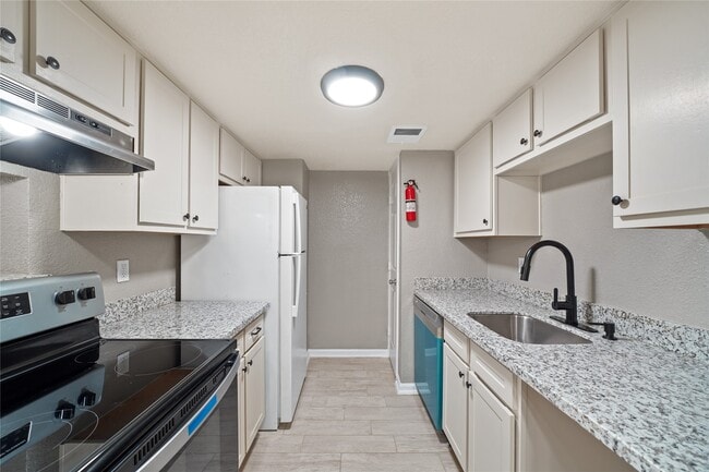 Building Photo - 8100 Creekbend Dr