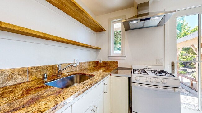 Building Photo - Beautiful 2 Bedroom 2 Bathroom Single Fami...