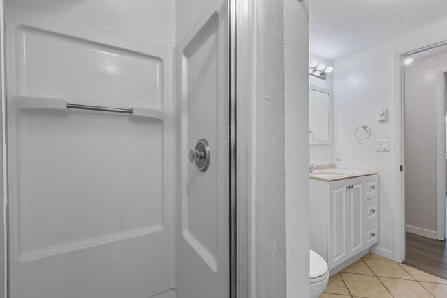 Building Photo - Y725AT