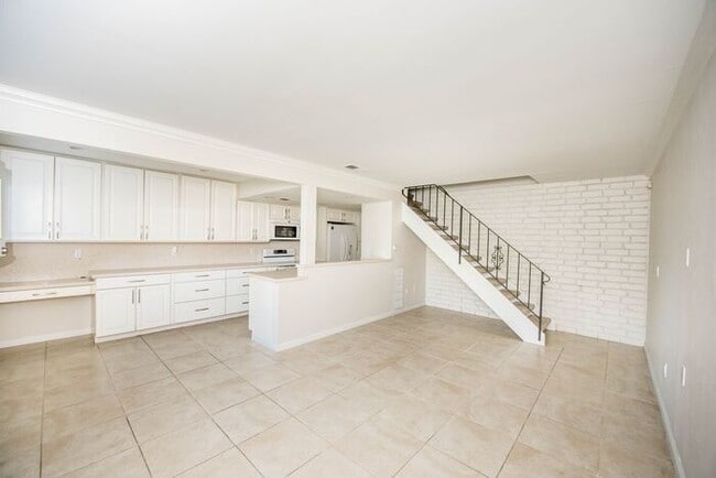 Building Photo - Huntington Beach Townhouse