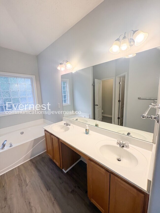 Building Photo - Limited Time Special Offer / 4 Bed, 2 Bath Home with Garage / Pet-Friendly / Available Now!
