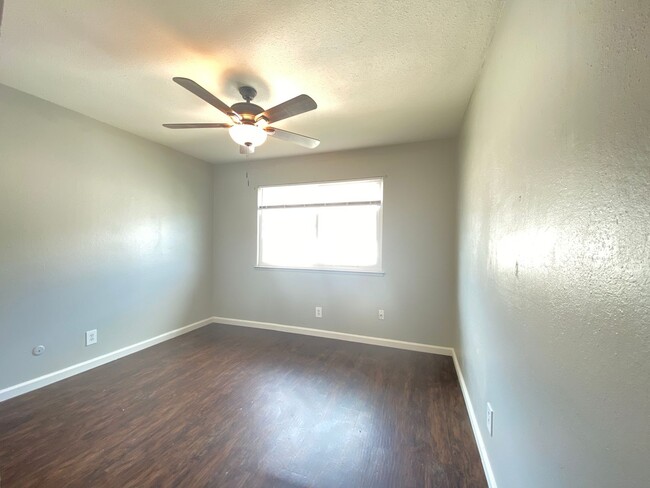 Building Photo - Charming Two Bedroom Condo