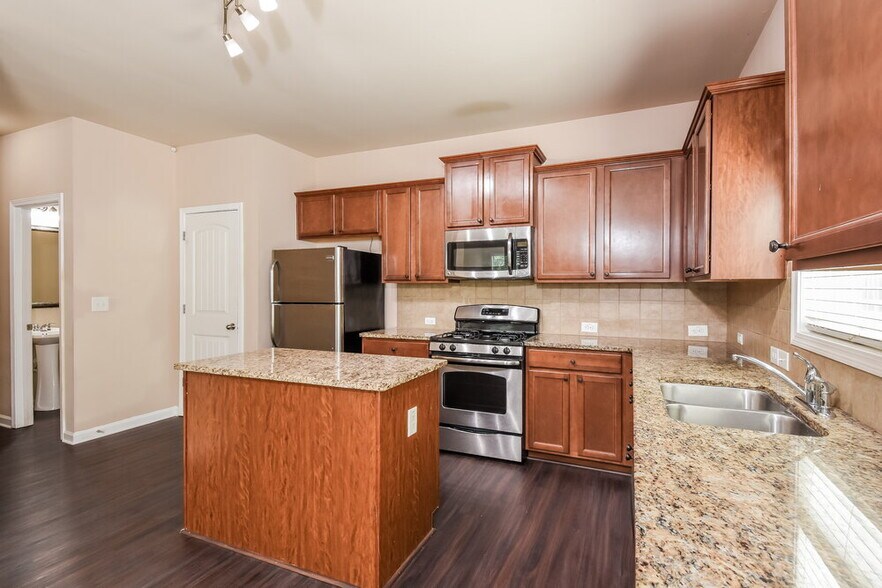 Building Photo - 741 Collingsworth Ln NE