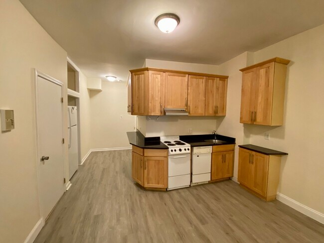 Primary Photo - Great 3 Bed Right in Kenmore Square! Call ...