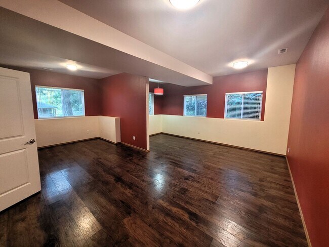 Building Photo - Spacious 3 Bedroom Home with Garage