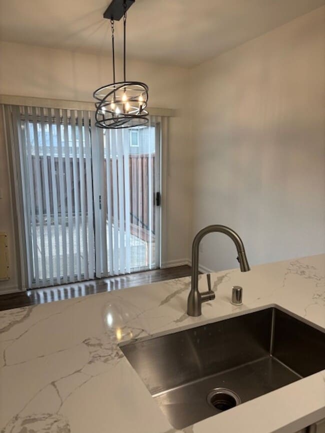 Building Photo - Convenient Location Walk to Downtown Pleasanton