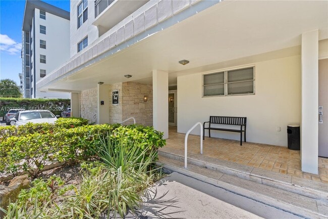 Building Photo - 9250 W Bay Harbor Dr