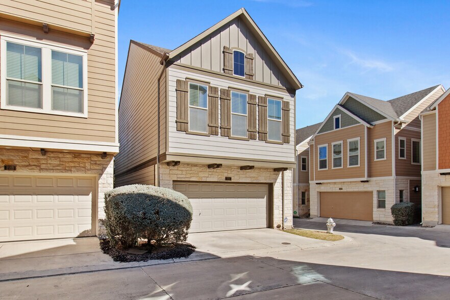 Building Photo - 221 E Courtland Pl