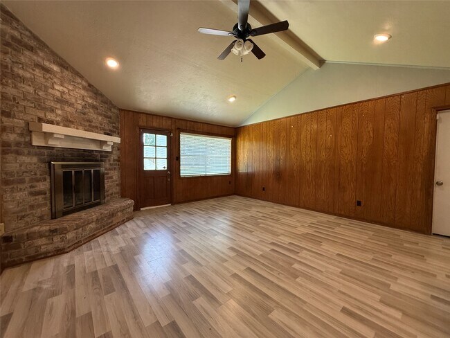 Building Photo - 422 Gamewood Dr