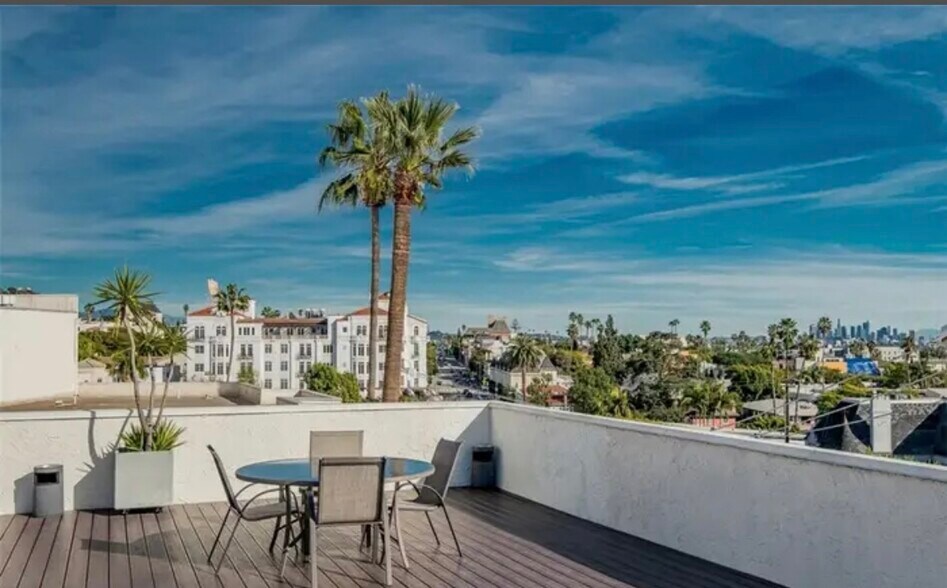 Building Photo - 8400 De Longpre Ave