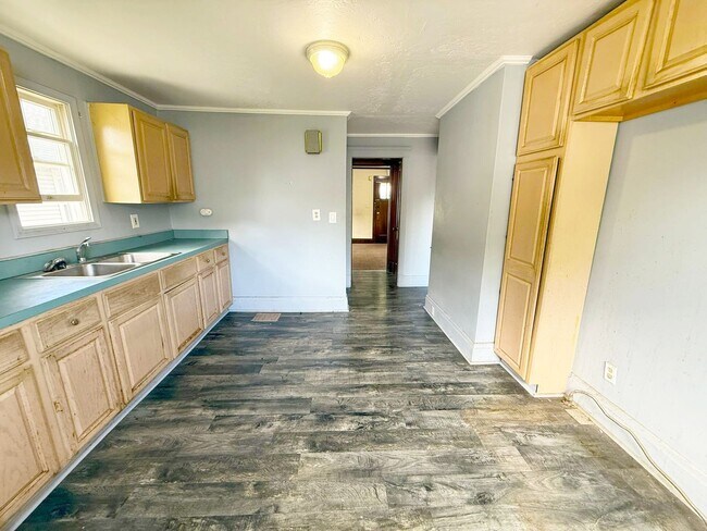 Building Photo - 3 BED 1 BATH BEAUTIFUL SINGLE FAMILY HOME ...