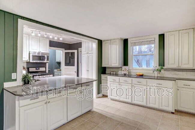 Building Photo - 1309 E 13th St
