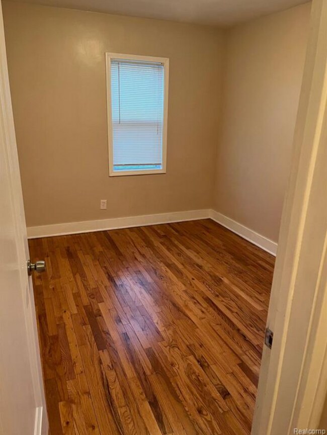 Building Photo - Cozy Home with Expansive Yard