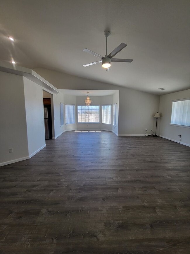 Building Photo - GOLDEN SPRINGS RANCH U8 - W. Betty Avenue