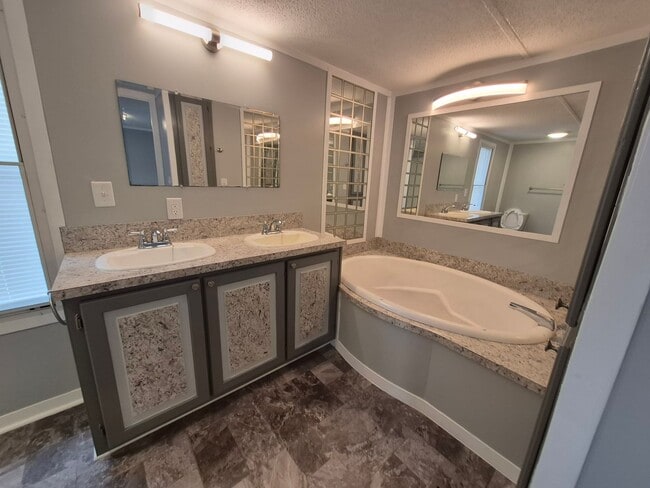 Building Photo - New Listing!!