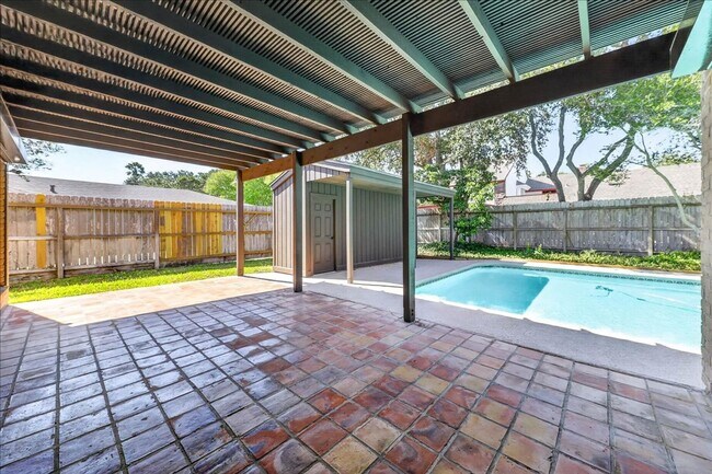 Building Photo - 5305 Greenbriar Dr