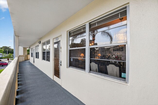 Building Photo - 2035 Ainslie C