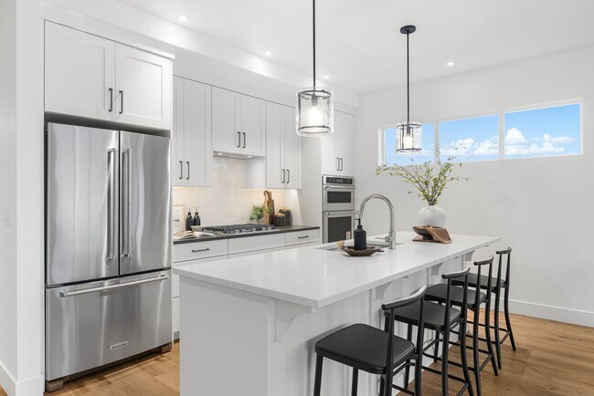 Building Photo - Brand New Luxury Duplex-Top of the line finishes & walking distance to The Village.