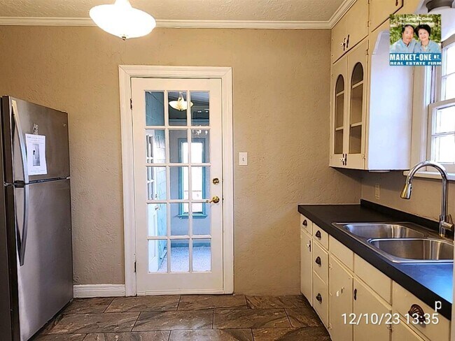 Building Photo - 705 NW 13th St