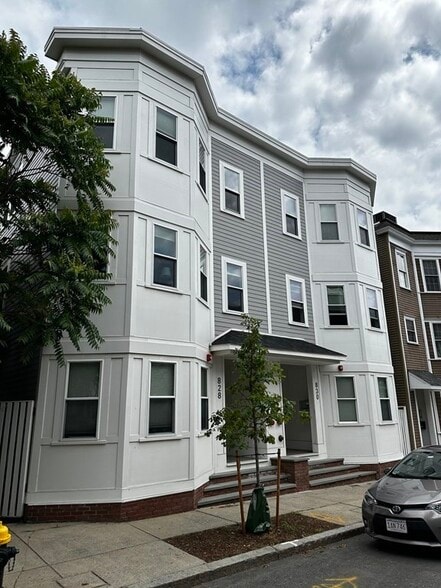 Building Photo - 831 E 2nd St