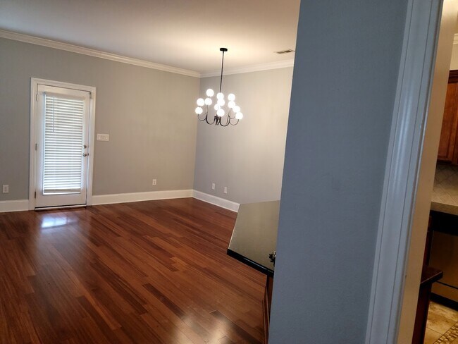 Building Photo - 2316 Dovedale Dr