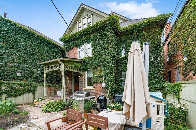 Building Photo - 856 Summit St