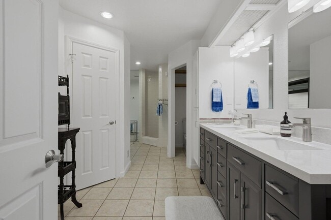 Building Photo - 10 Venus Dr