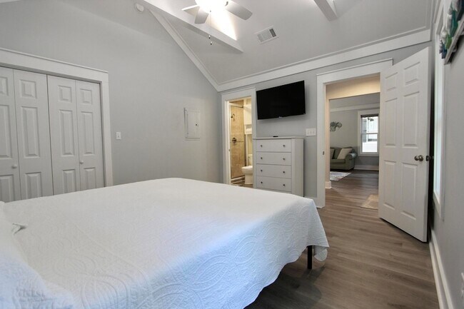 Building Photo - 8 Sally Ln