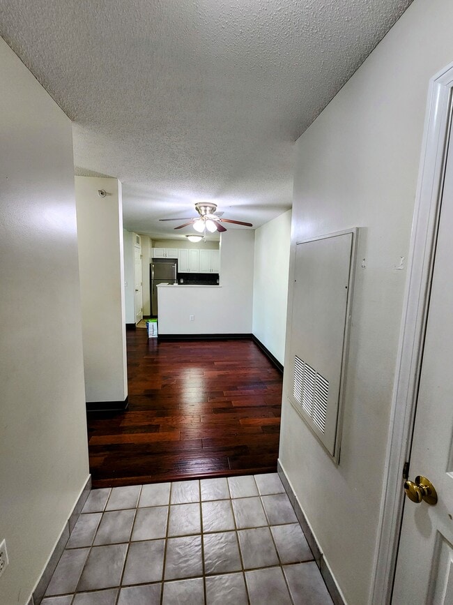 Building Photo - 104 Mill St