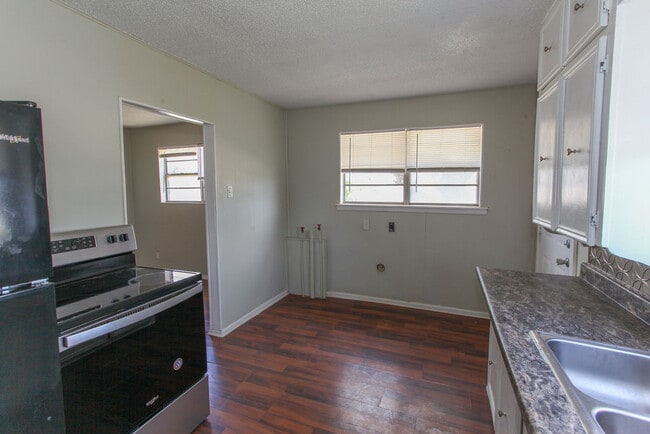 Building Photo - 701 E 14th St