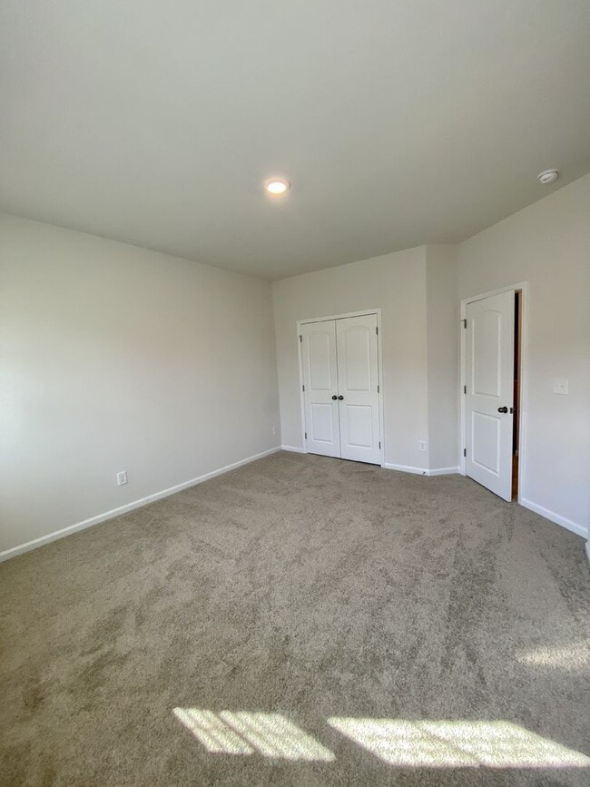 Building Photo - Beautiful 3BR/2.5BA Townhouse; Easy Access to I485 and Uptown