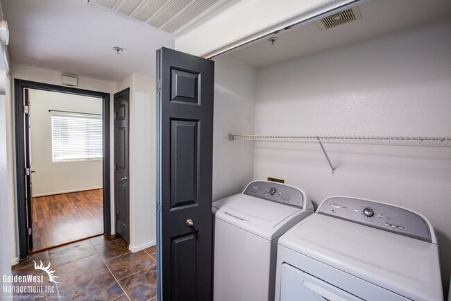 Building Photo - Stylish Upstairs 2Bdm 2Ba Condo in a Desir...
